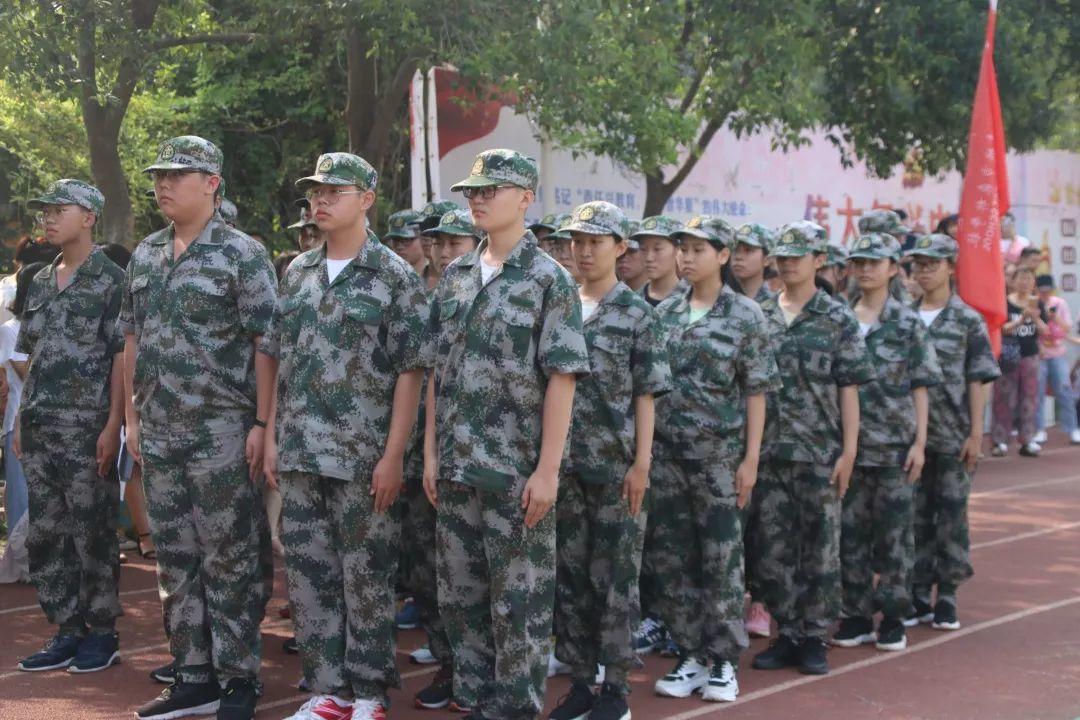 尊龙凯时人生就是搏都会森林学校隆重举行2019级新生自觉学习及军事训练闭营仪式