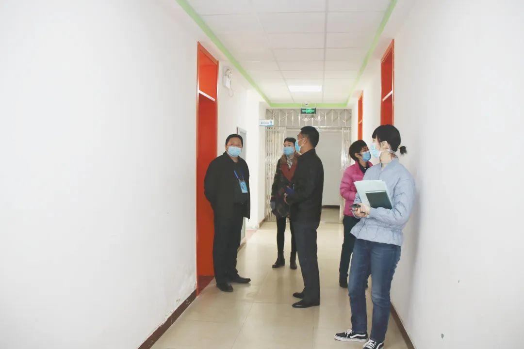 郑州市教育局督导组到尊龙凯时人生就是搏都会森林学校检查指导疫情防控事情